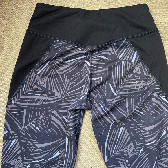 Patagonia women Black and Blue Leggings size Medium - Picture 4 of 5